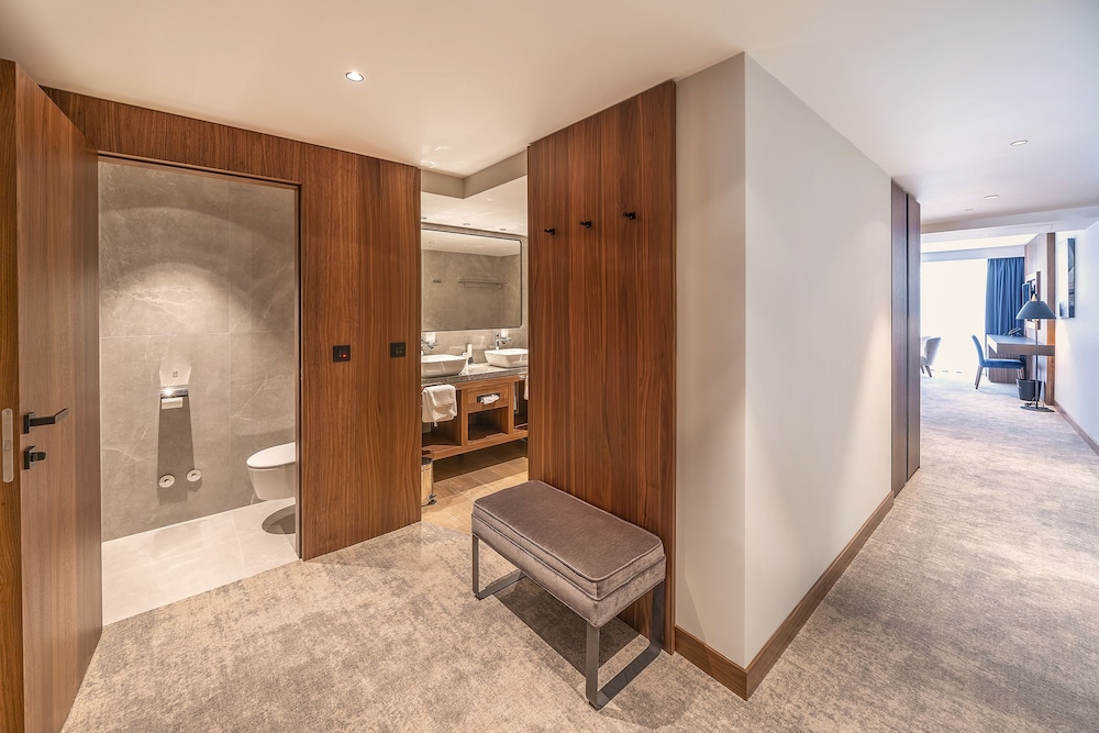 Riva Luxury Hotel 4/69