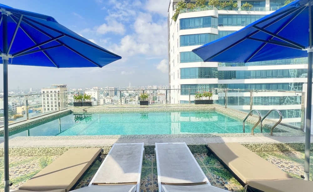 Palazzo Luxury Hotel 89/92