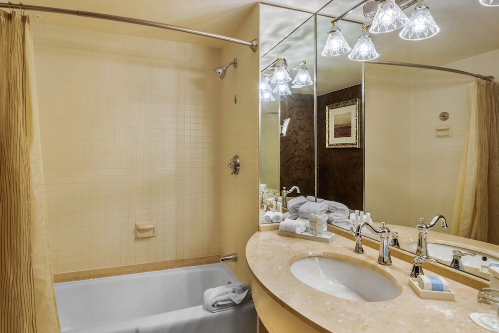 غرفة سيغنتشر بريميير بسريرين كوين، Omni Houston Hotel 9/10