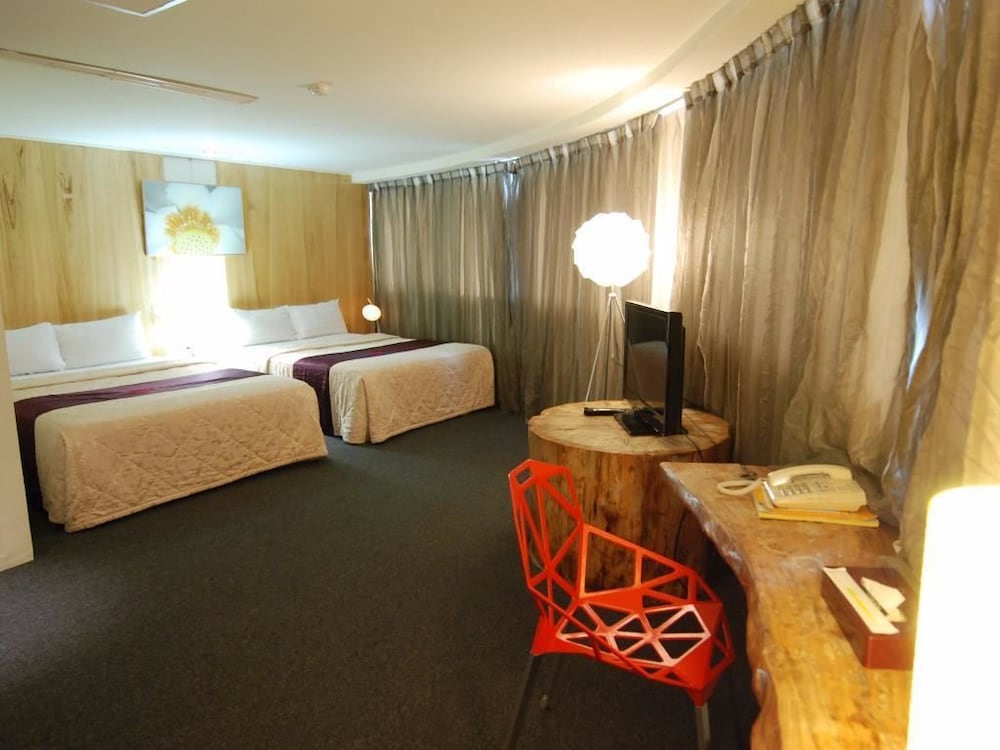 River Hotel 39/45
