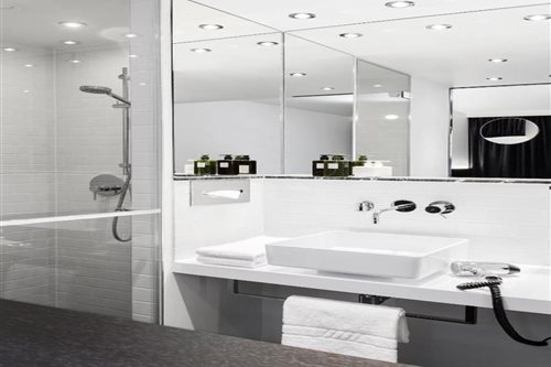 غرفة بسرير مزدوج