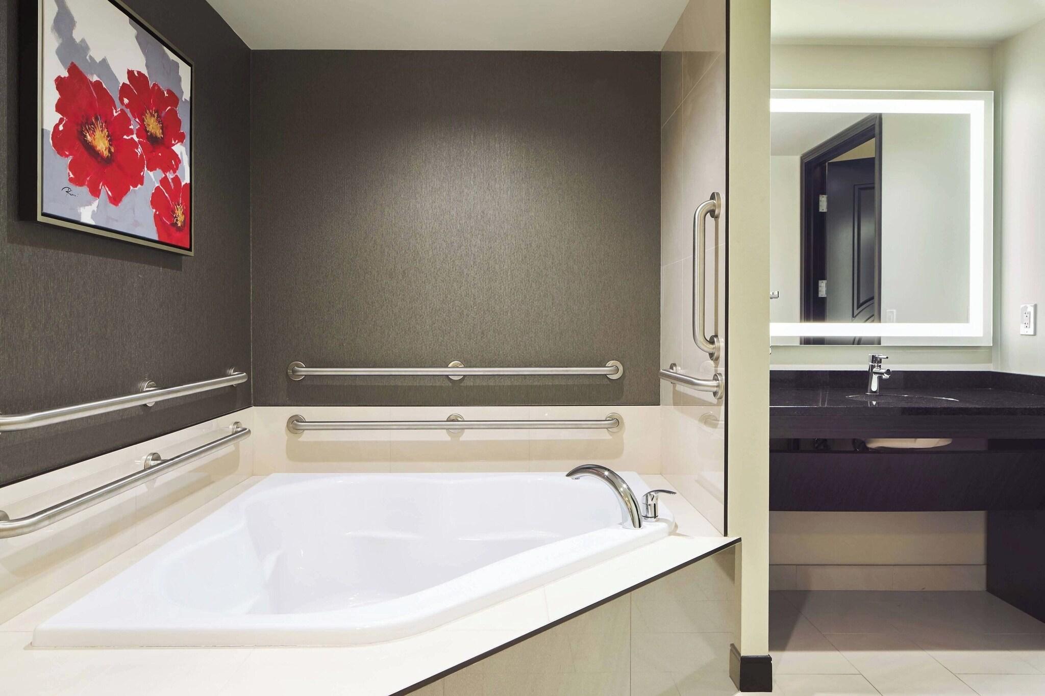 Suite, King Bed, Accessible