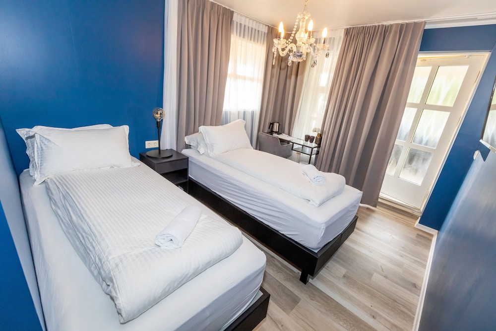 Room, Twin Beds, Private Entrance