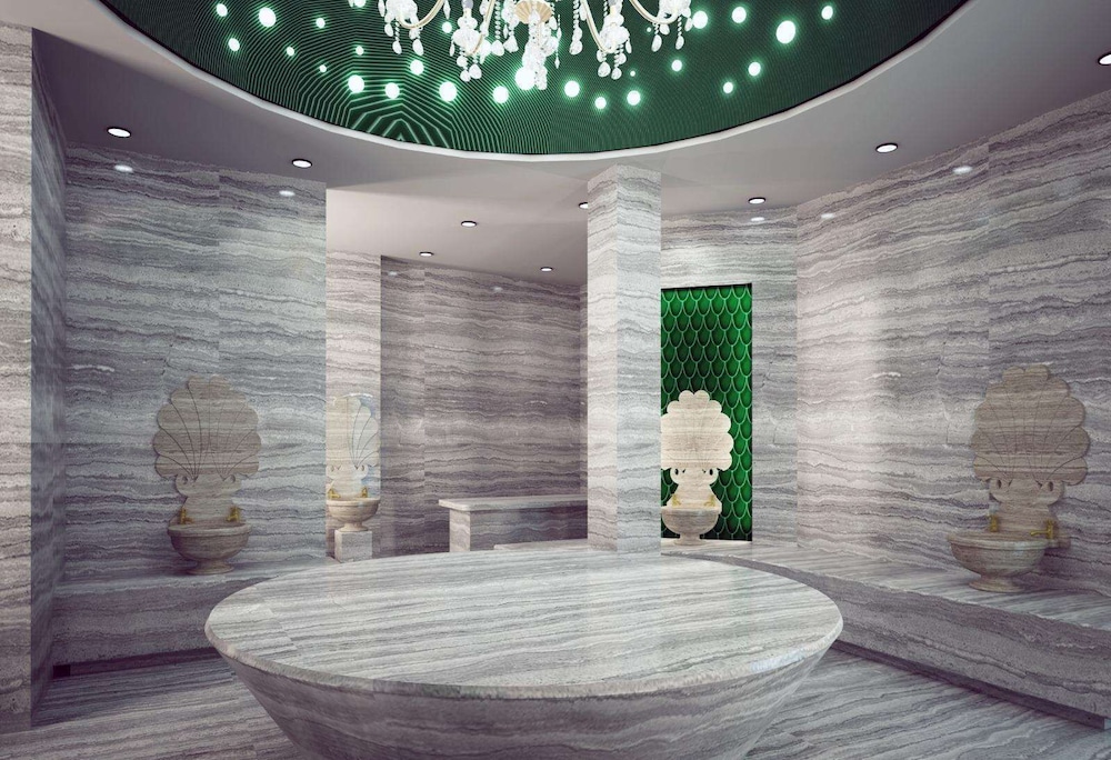 Lucky Monkey Hotel 40/50