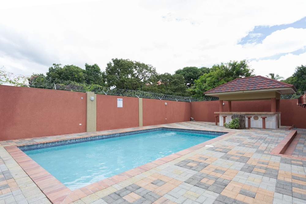 New Kingston Guest Apt At Fairway 18/24