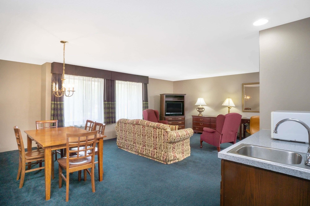 Super 8 by Wyndham Harrison OH 29/37
