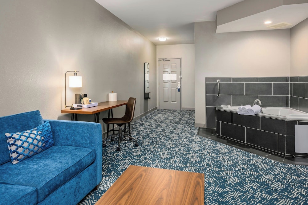 جناح بسرير كوين بغرفة نوم واحدة مع أريكة، Country Inn & Suites By Radisson Manchester Airport Nh 4/6