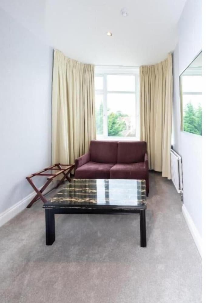 Uno Hotel Heathrow Windsor 24/28