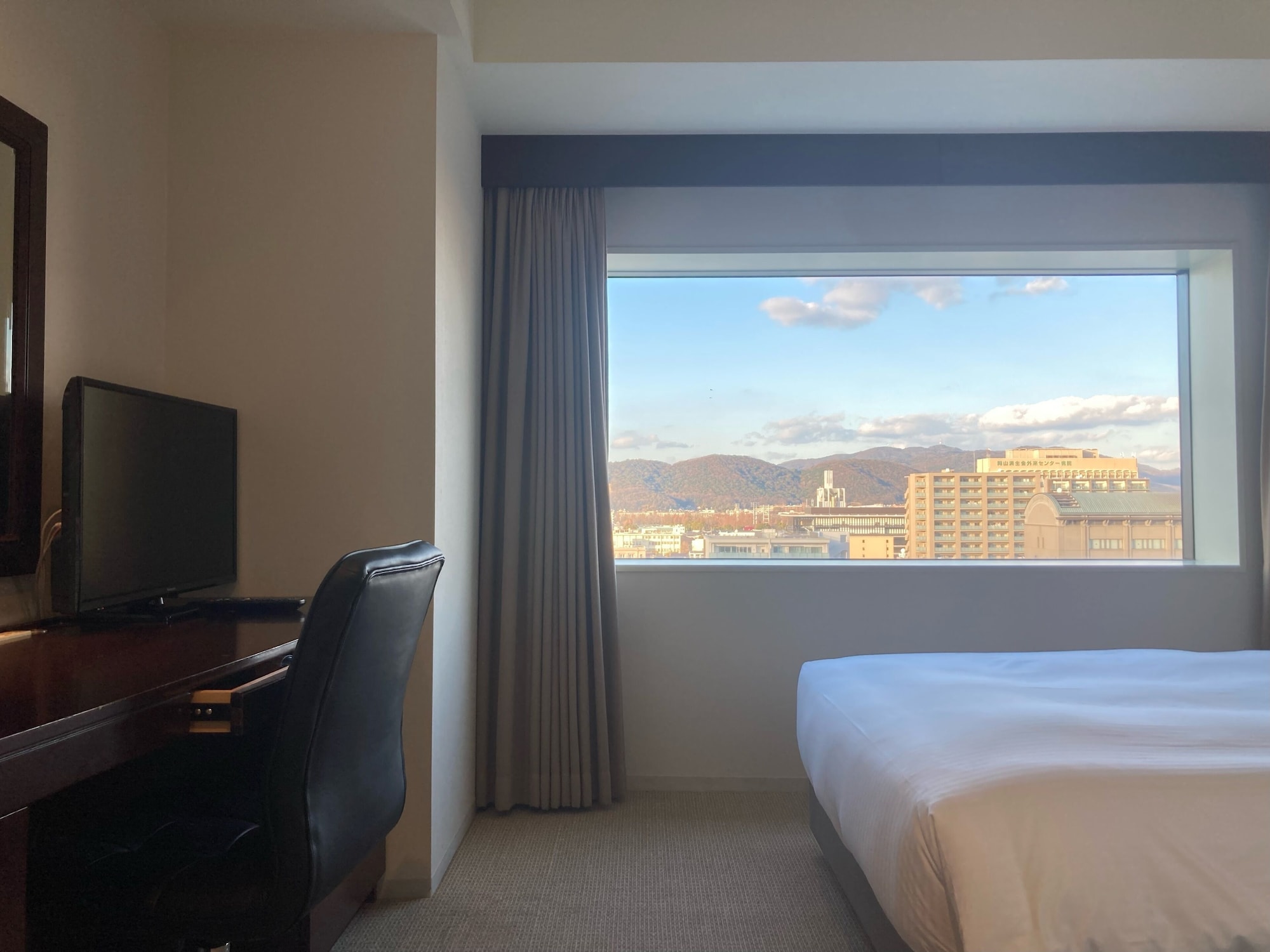 غرفة قياسية بسرير كوين مع دخول صالة النادي، Ana Crowne Plaza Okayama Formerly Ana Hotel Okayama 4/6