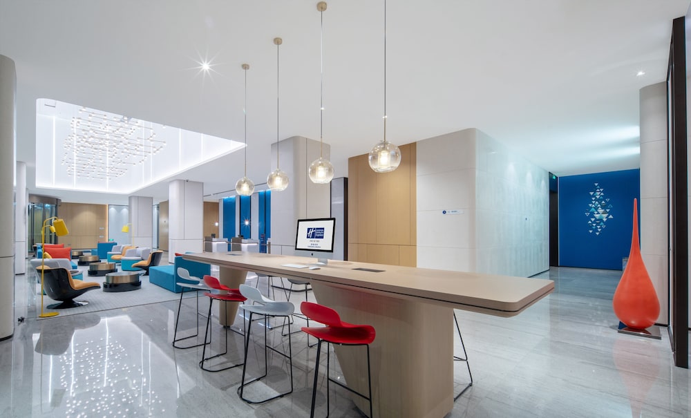 Holiday Inn Express Shenzhen Longhua 67/77