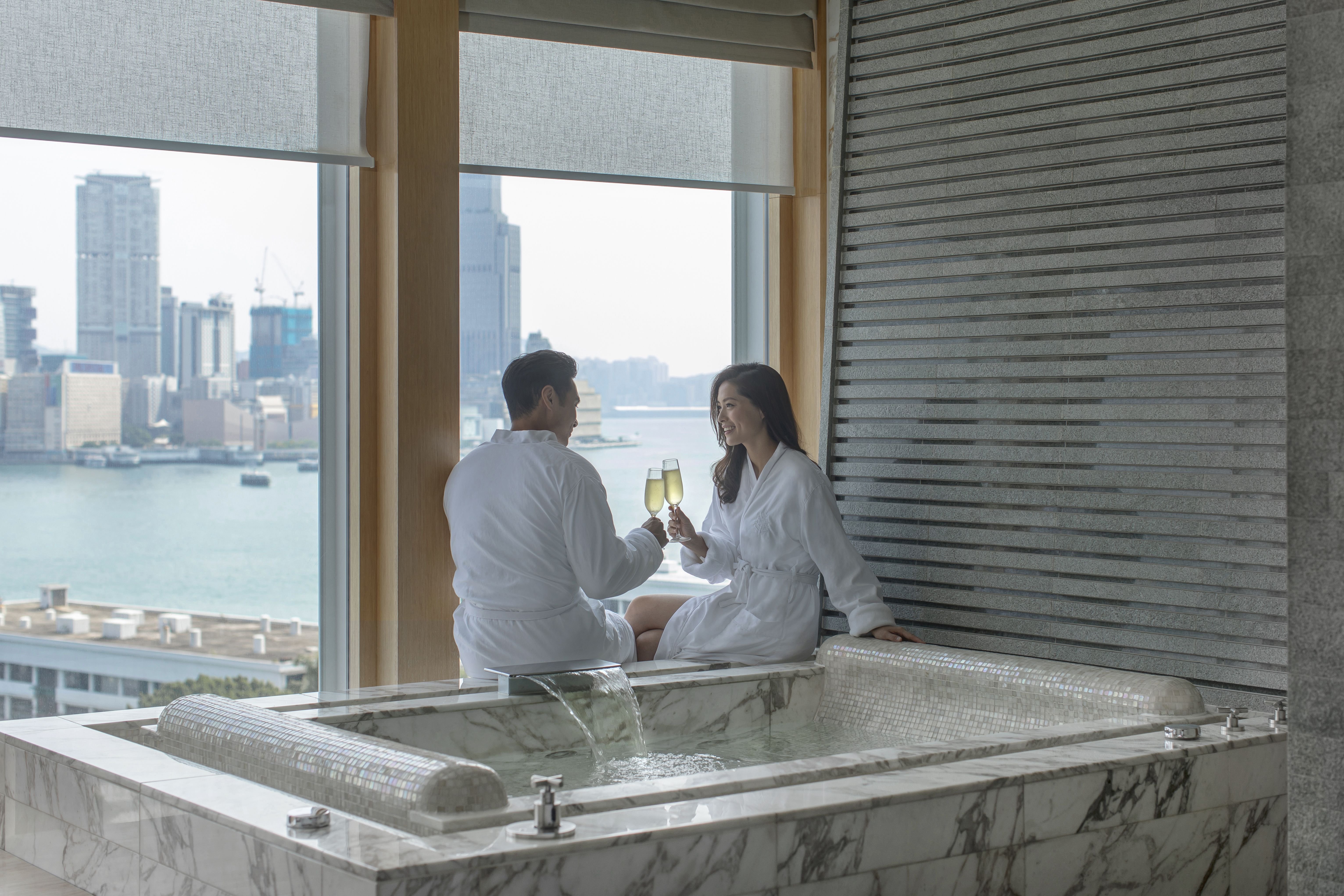 Four Seasons Hotel Hong Kong 40/76