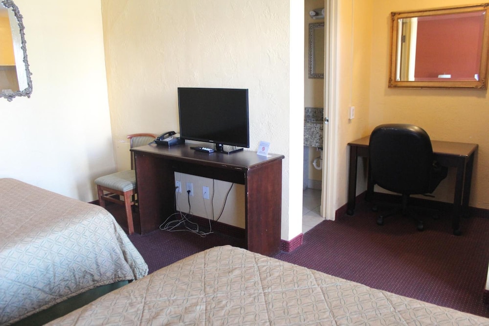 Econo Lodge St. Petersburg Central 42/54