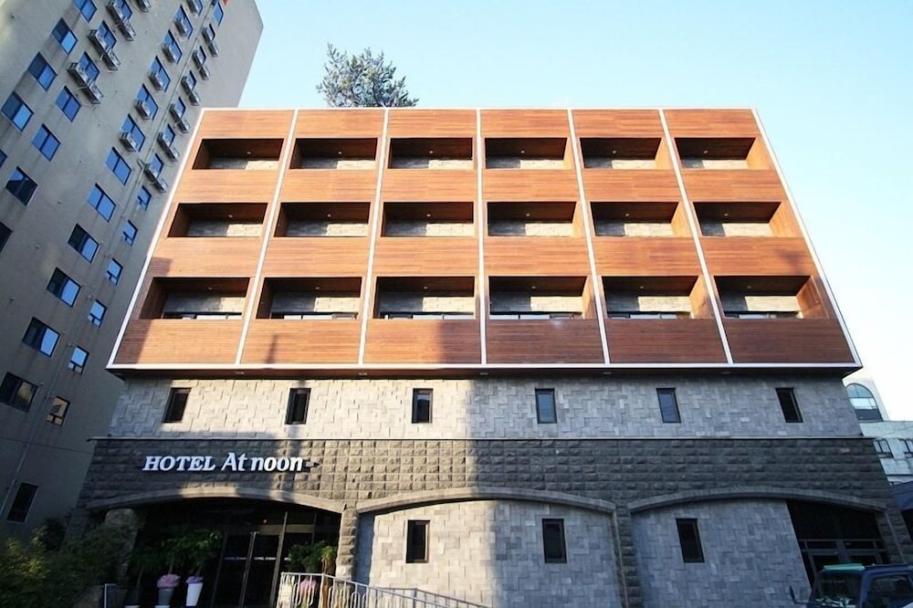 Hotel At Noon 2/47