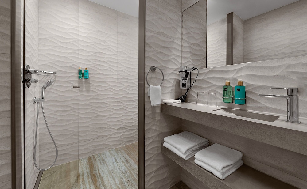 Beachhouse Hotel 35/39