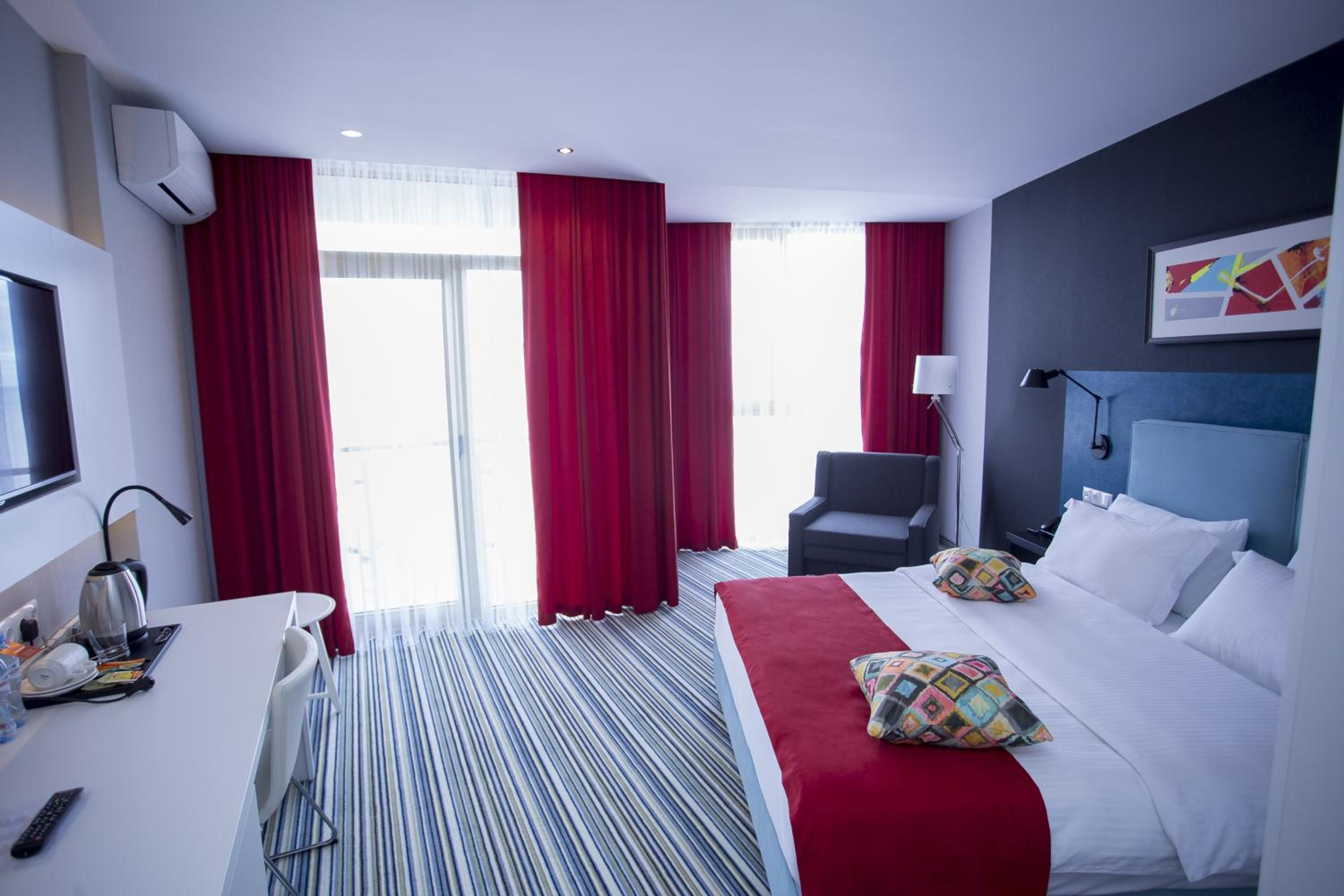 غرفة ديلوكس ثلاثية بإطلالة على البحر، Tangerine Apart Hotel Batumi 7/10