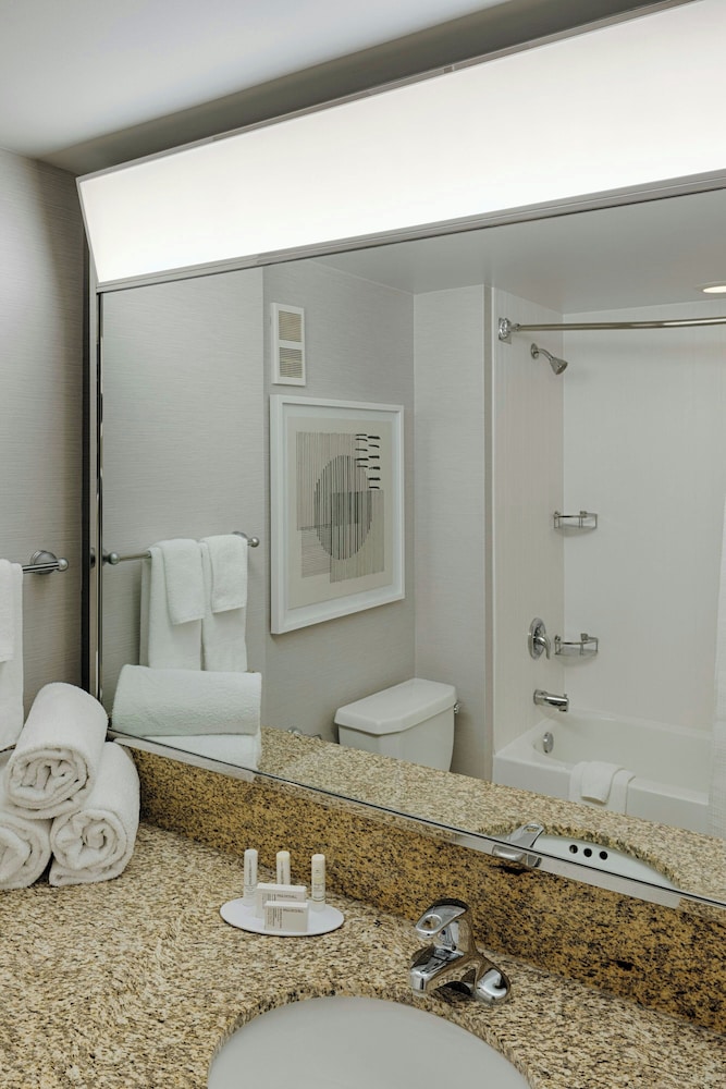 1 Bedroom, Suite, King Bed, Sofa, Courtyard By Marriott Springfield Downtown 3/6