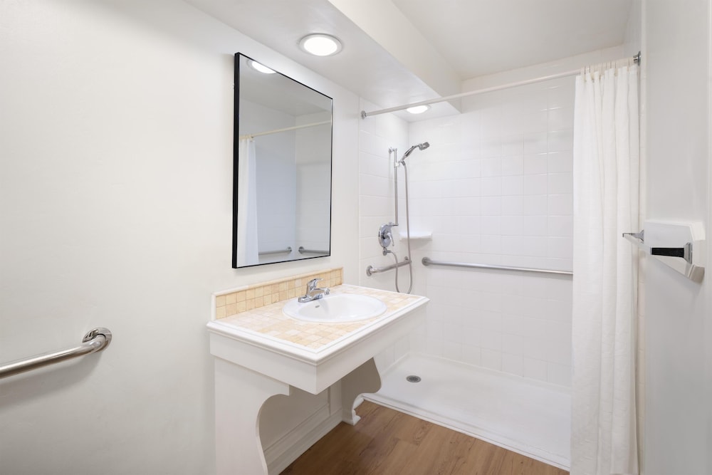 غرفة قياسية بسريرين مزدوجين لذوي الإعاقة، Best Western Country Lane Inn Juneau 4/4