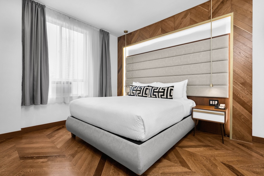 SUITE, KING BED, SOFA