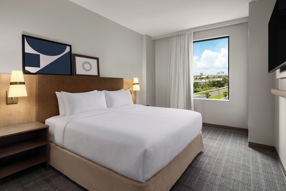1 Bedroom, Suite, King Bed, Bath and Shower, Kitchen