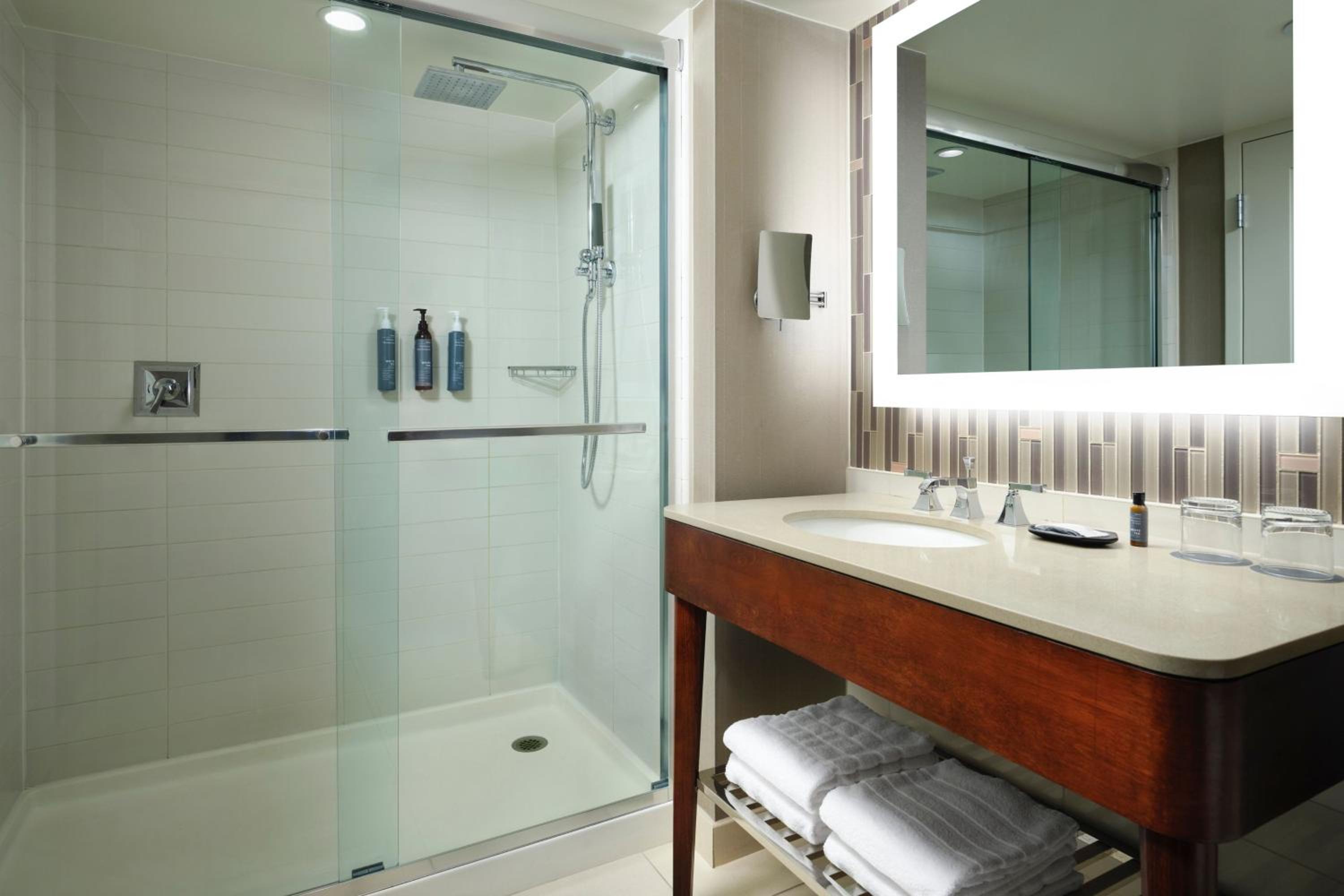 Preferred, King Bed, City View، The Westin Portland Harborview 6/7