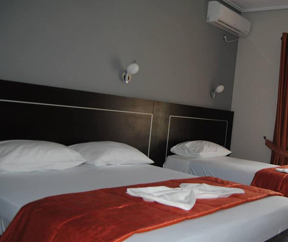 Lion Gate Hotel 10/50