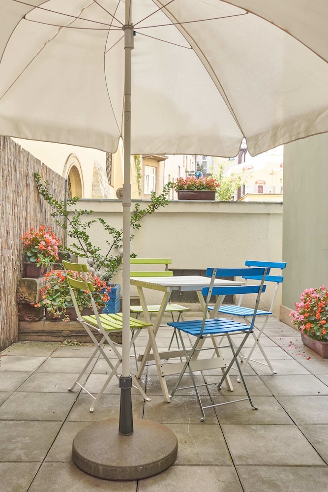 CRYSTAL SUITES CHEZ HELENA 9/64