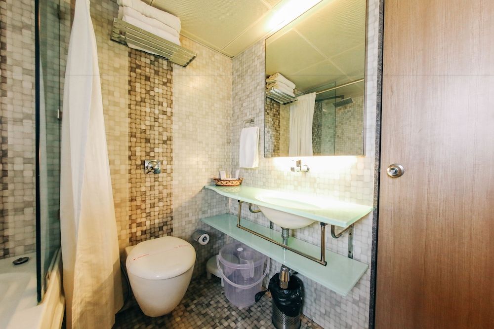 HOTEL MAHARANA INN 48/50