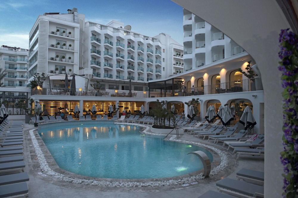 Lalila Blue Suites photo2