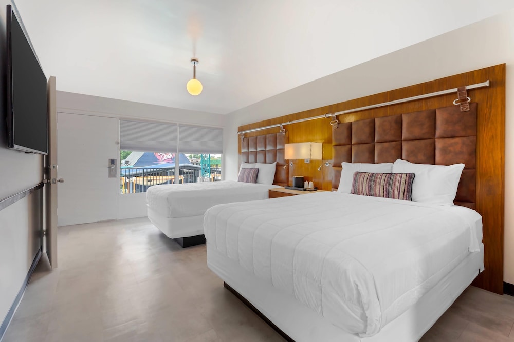 Standard, 2 Queen Beds, Courtyard View