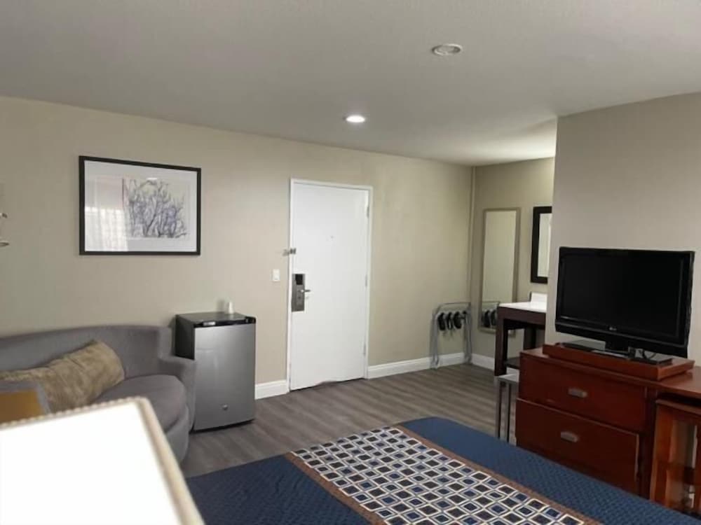 Bel Air Motor Hotel 10/15