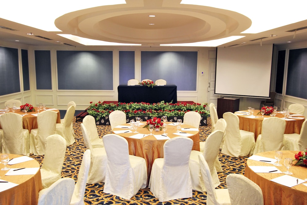 Harmoni One Convention Hotel and Service Apartments 55/65