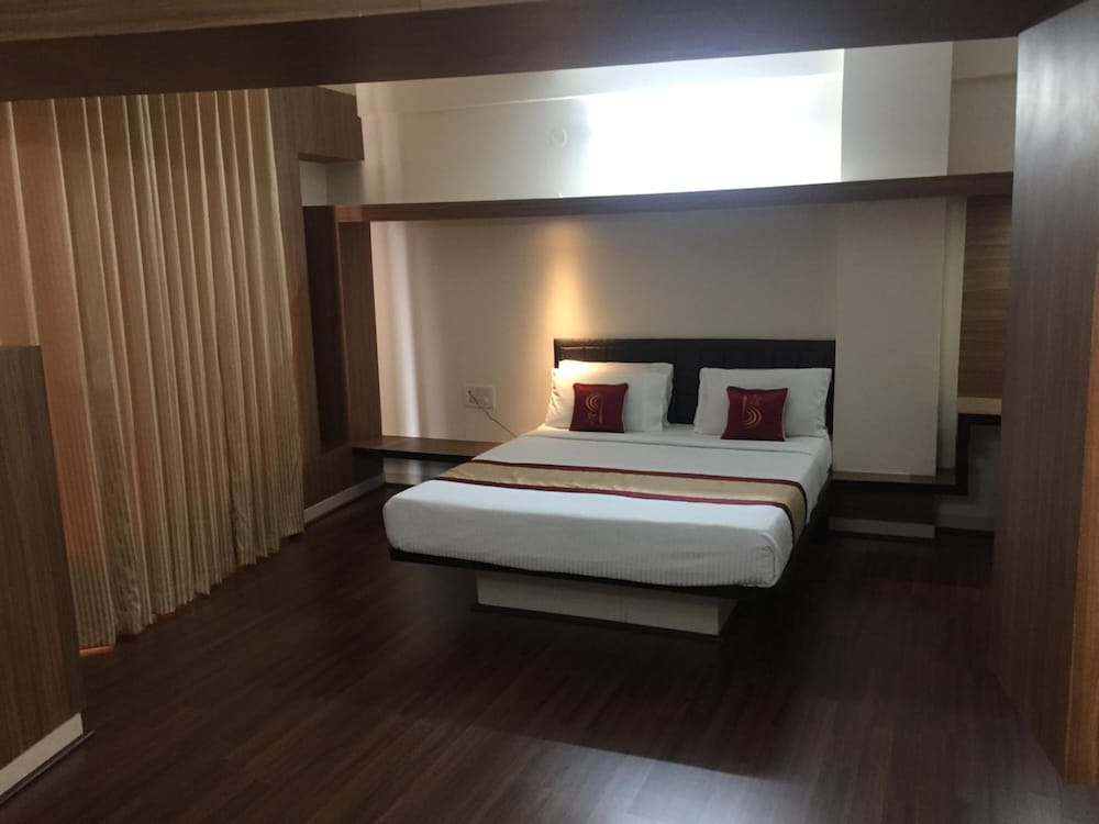 HOTEL GRAND BEE 30/50