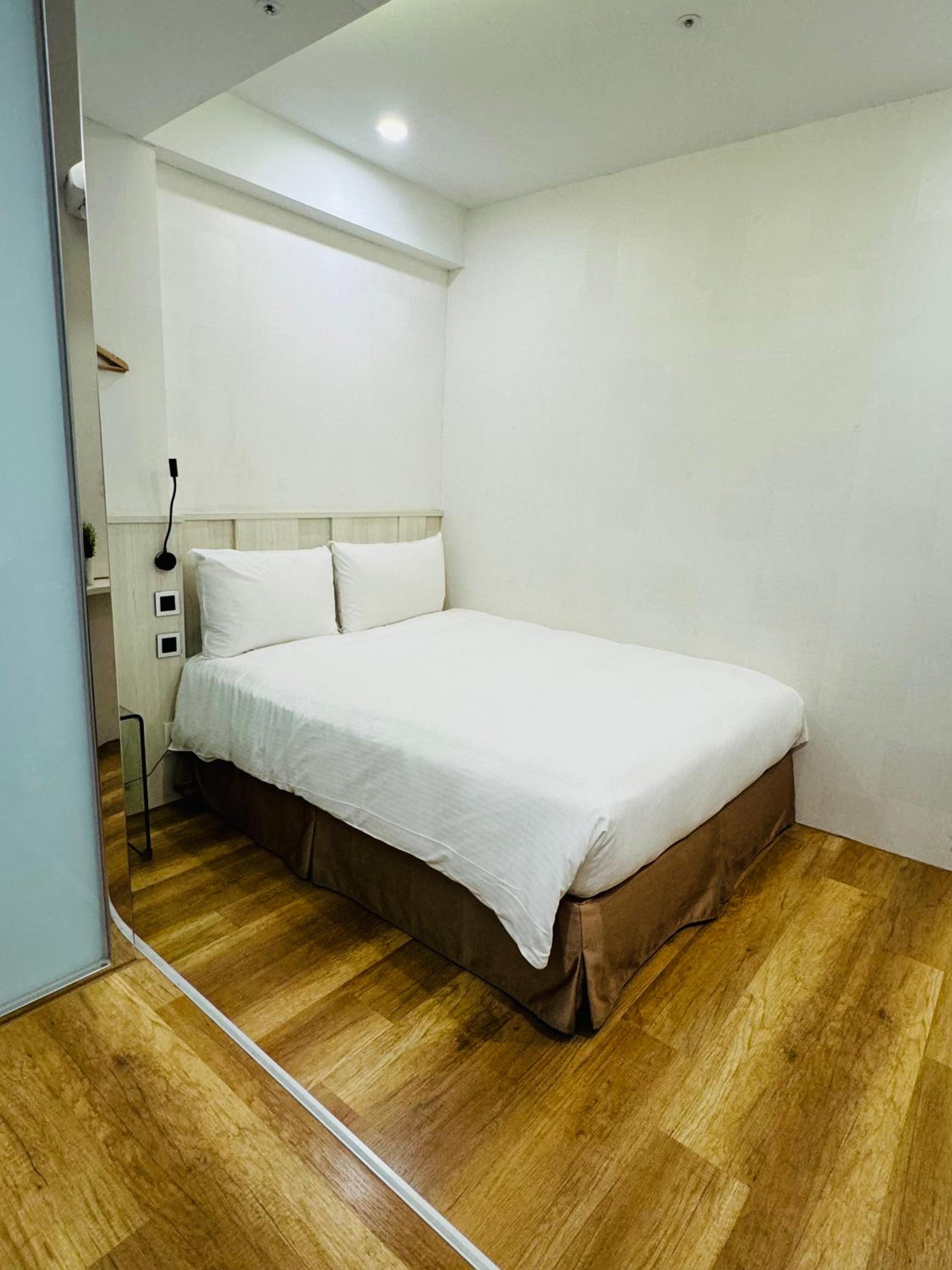 Standard, Queen Bed, No Window