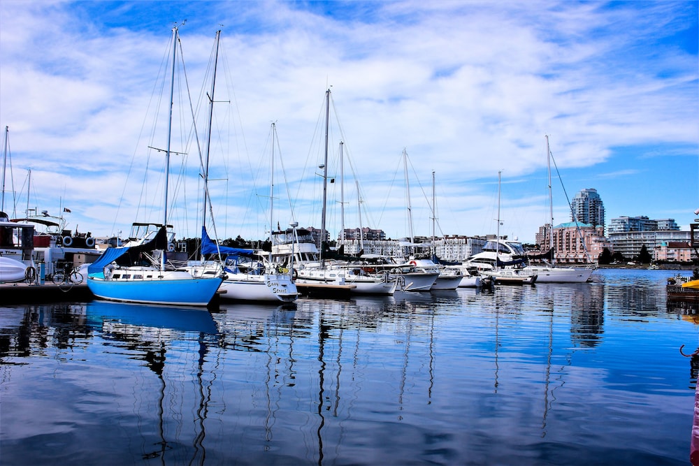 James Bay Inn Hotel Suites Cottage 70/74
