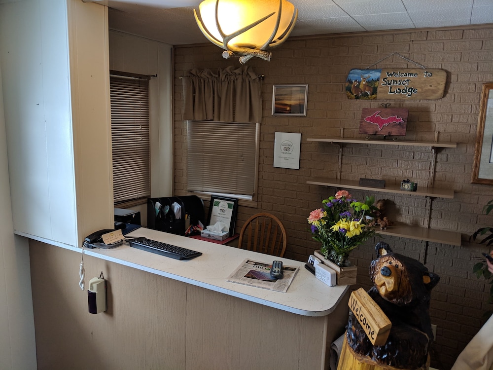 Sunset Lodge Escanaba 32/32