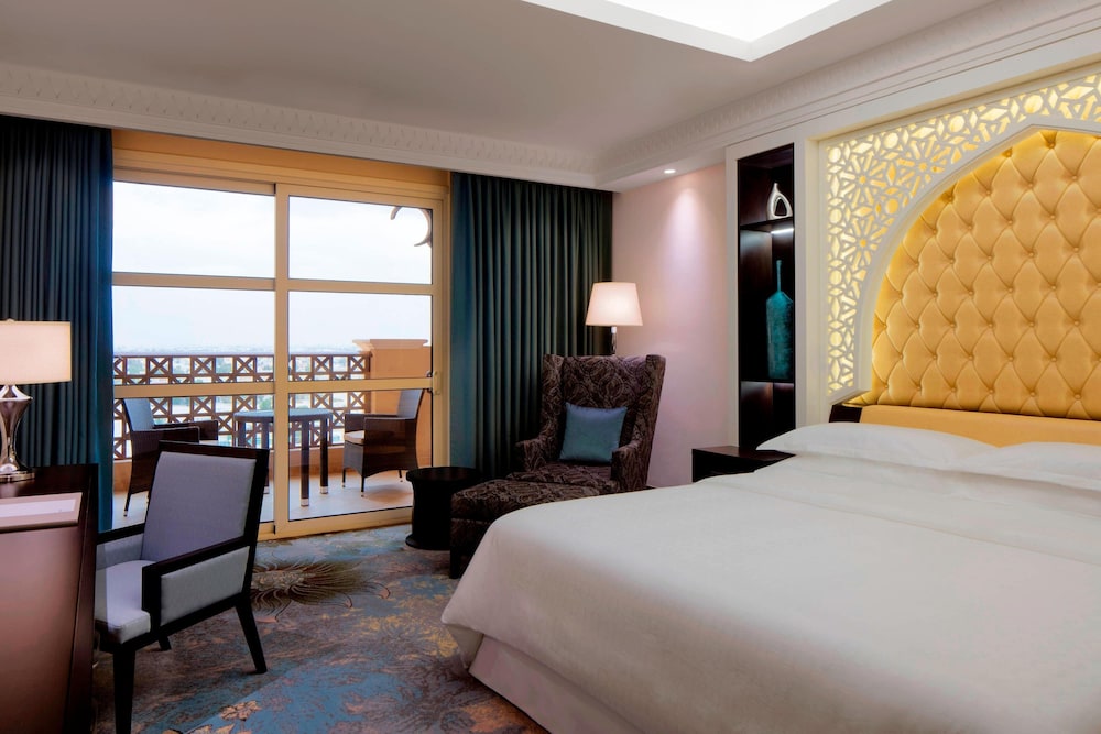 غرفة ديلوكس بسرير كينج بشرفة، Sheraton Sharjah Beach Resort Spa 8/10