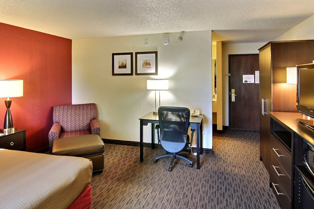 Blossom Hotel & Suites Traverse City 57/64