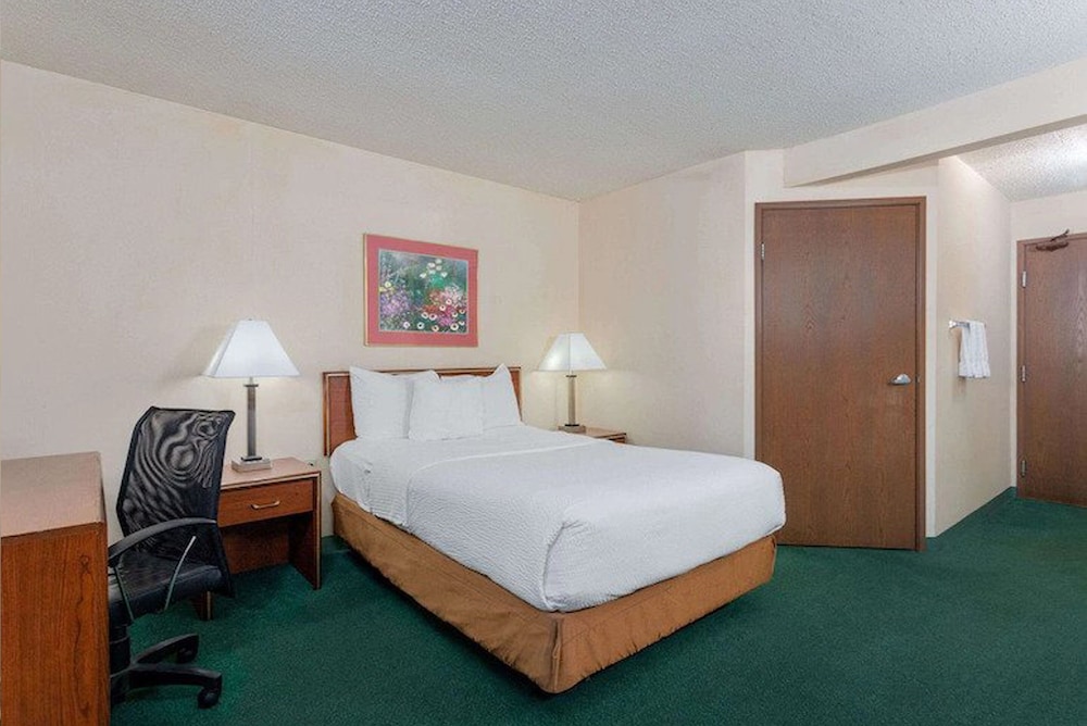 STANDARD, QUEEN BED