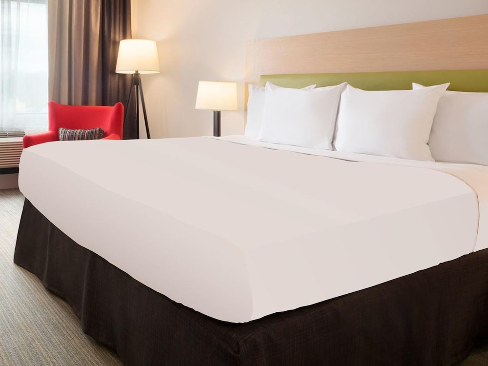 SUITE, KING BED, JETTED TUB