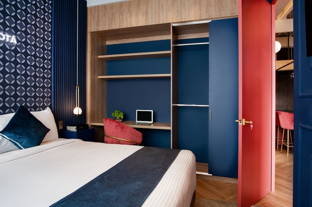 Gold, Master, Suite, King and Queen Bed