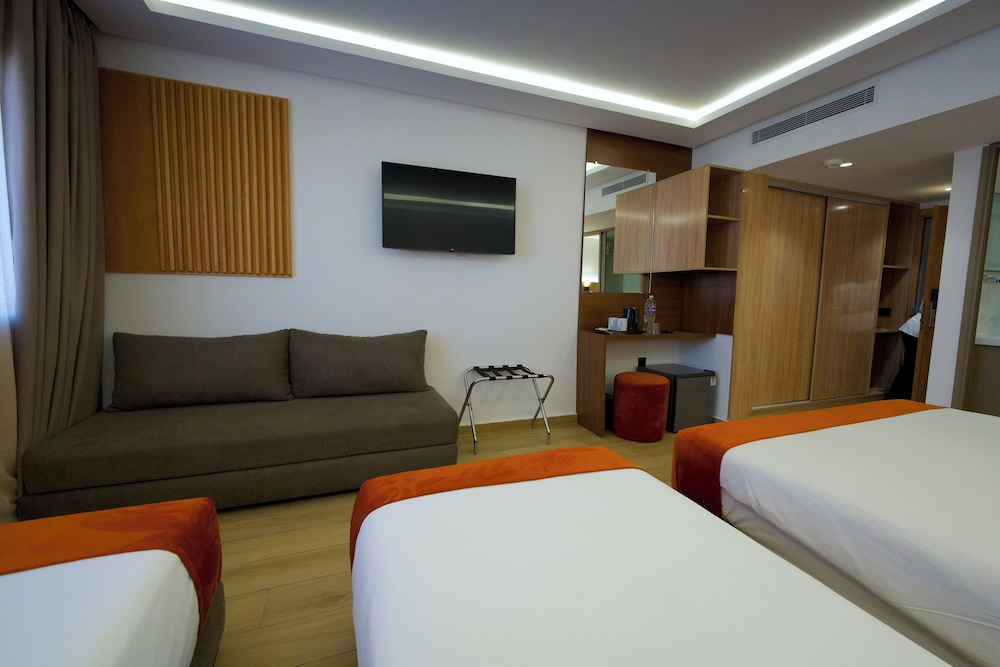 غرفة سوبيريور رباعية بسريرين منفصلين وسرير كوين بإطلالة على الحديقة مع أريكة، Argana Hotel 3/3