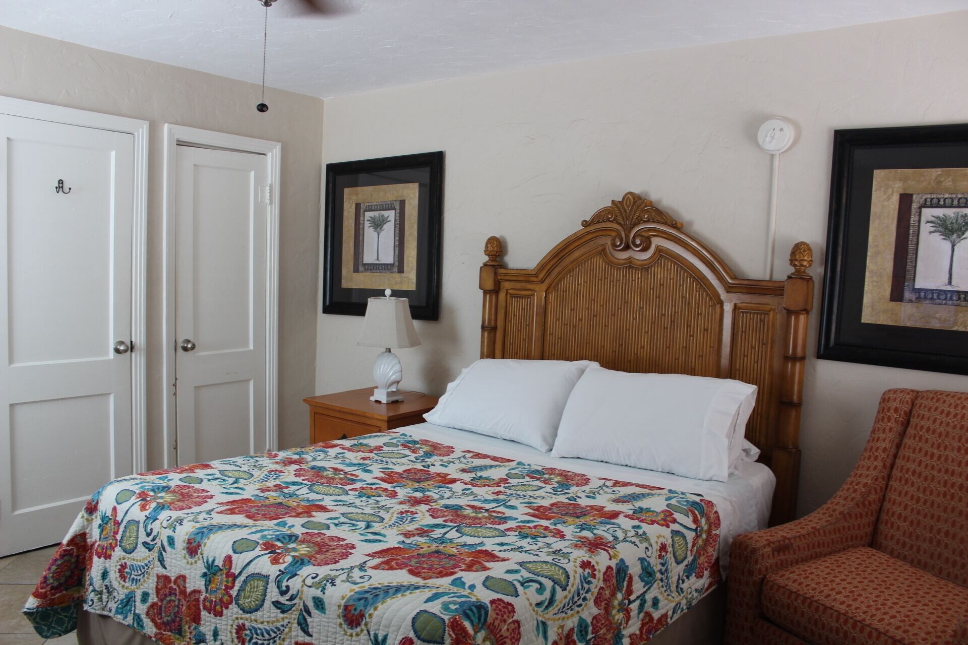 غرفة بسرير كوين بمطبخ صغير