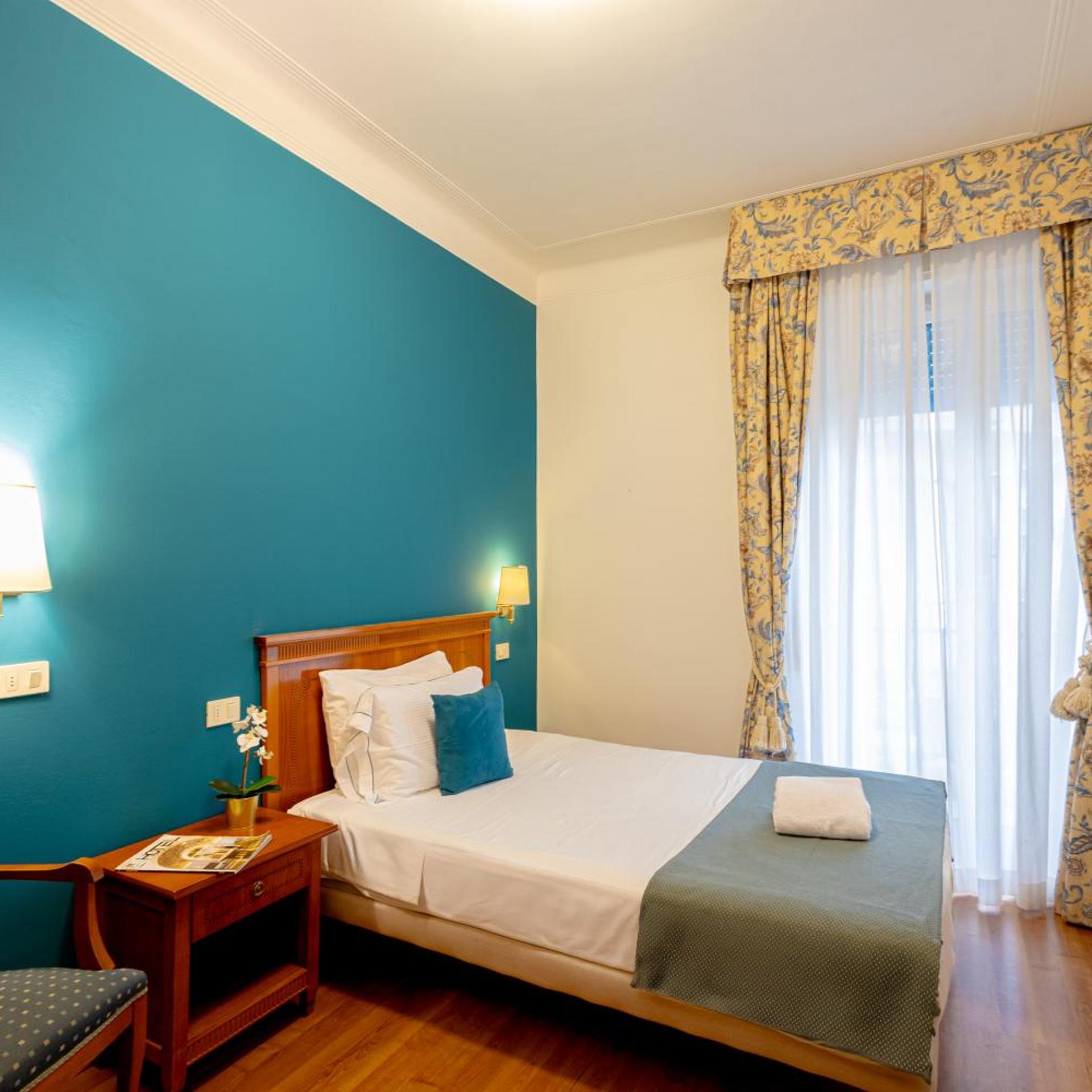 Standard, Queen Bed, Lateral Side Sea View