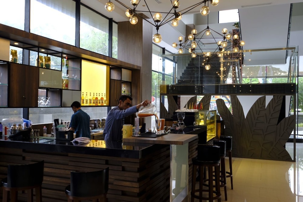 Hotel Ayola Lippo Cikarang 51/60