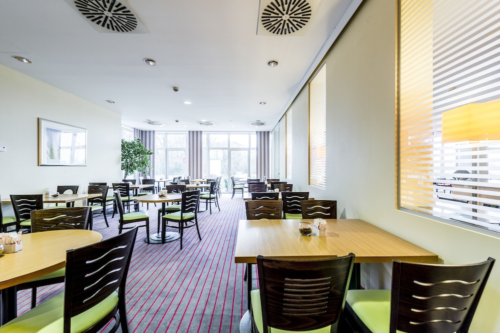 HOLIDAY INN EXPRESS FRANKFURT AIRPORT 38/58