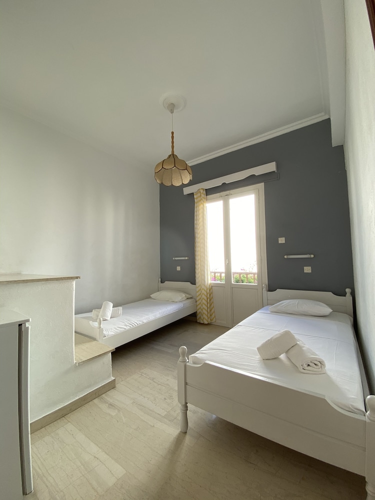 ROOM, QUADRUPLE