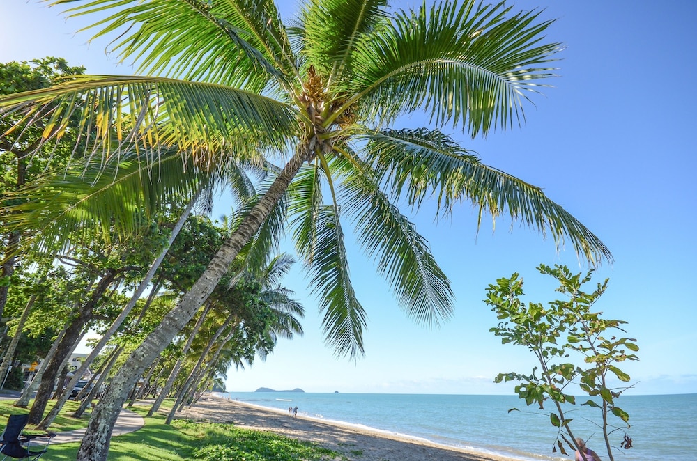 Beachfront Apartments On Trinity Beach 35/50