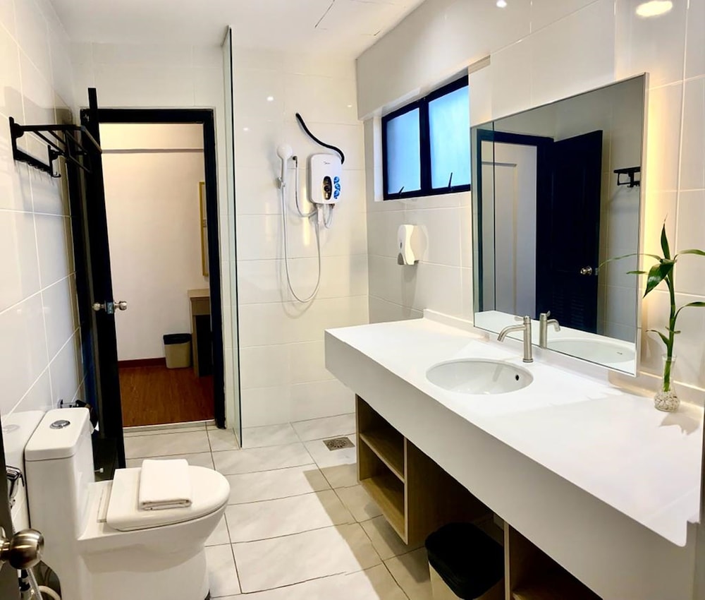Promenade Service Apartments 69/72