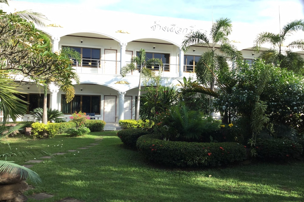 White Elephant Resort 40/43