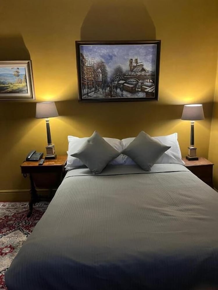 Standard, Double Bed, Queens Court Hotel 4/6